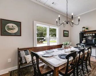 Ella 1862- Charming 1862 home in historic downtown. Close to Adamson Square. - Carrollton - Comedor