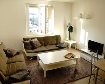 Nice, Cozy 3-Room Top Floor Apartment In Plagwitz - Leipzig - Wohnzimmer