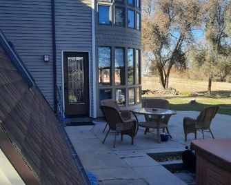 Spacious A frame house, 4 bedrooms, 3 bathrooms. Mountain style home. W/ lake - Greeley - Patio