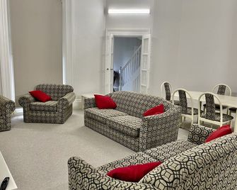 Seafield Tower Glenelg Apartment No 4 - Glenelg - Living room