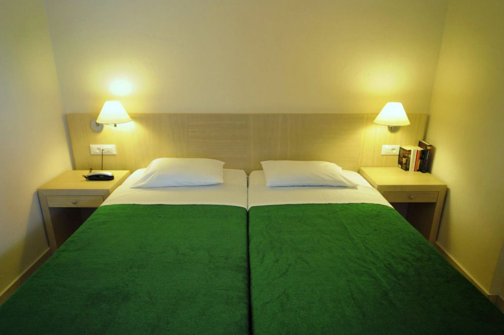 أنيتا أبارت-هوتل