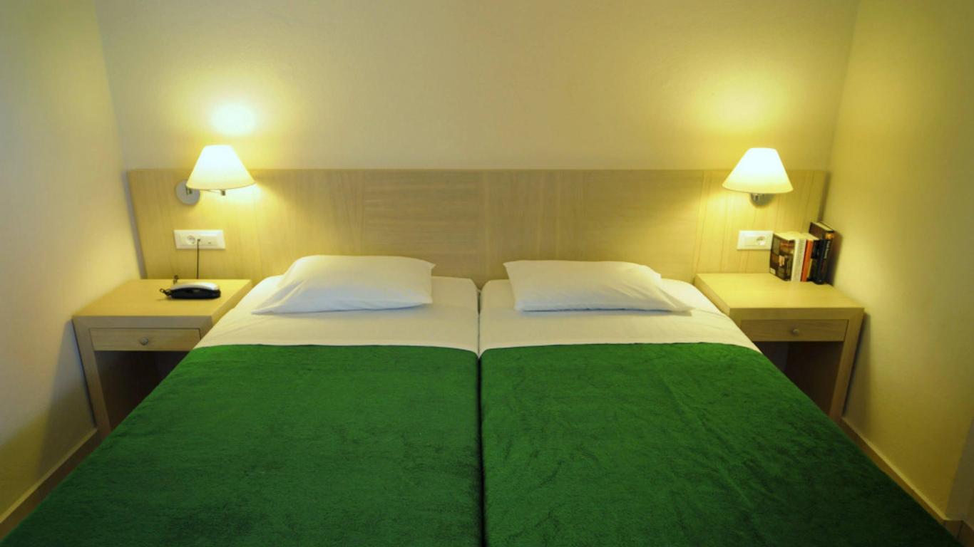 أنيتا أبارت-هوتل