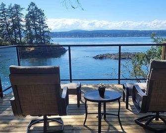 Ocean front, west facing with incredible sunsets - Quathiaski Cove - Balkon