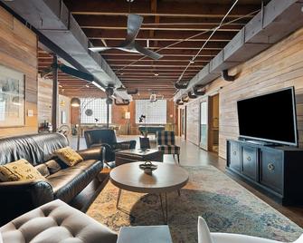 Historic Loft near Downtown Pensacola - Pensacola - Living room