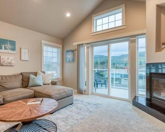 The Cozy Corner - Rockaway Beach - Living room
