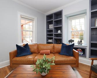 New & Renovated MCM Duplex 3 Mi To Dt Durham - Durham - Living room