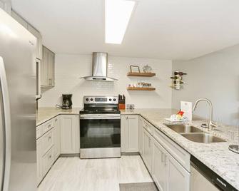 Buckeye Beach House by Pristine Properties - Port St. Joe - Kitchen