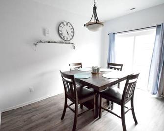 Family sized Crow's Nest \'B\' - La Grande - Dining room