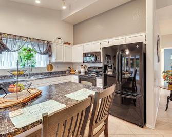 4 Mi to Salt River Mesa Home with Private Patio - Mesa - Kitchen