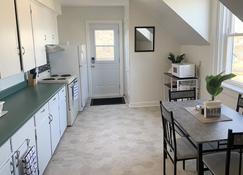 Upscale, Relaxing Two Bedroom Getaway in Sussex - Sussex - Kitchen