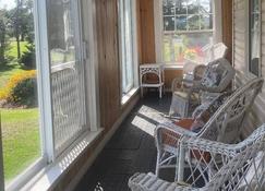 Charming 4 Bedroom Country House - 10 Km From Summerside - - Summerside - Huiskamer