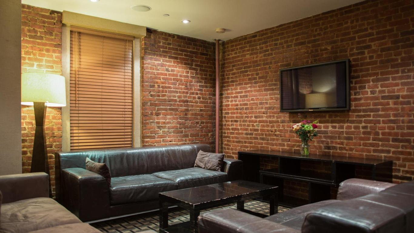 برودواي هوتل آند هوستل