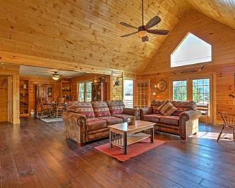 Quiet Shenandoah Cabin with Porch and Pastoral Views! - Shenandoah - Living room