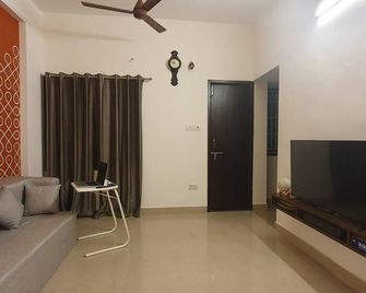 Convenient shared room in a 2bhk with all amenities at value in central Chennai. - Chennai