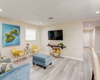 Its A Beautiful Renovated House With Modern Furniture And Lovely Decor - Hattiesburg - Living room