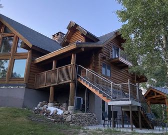 Ashton Bear-a-dise. Spacious retreat close to fishing, hiking, National Parks - Ashton - Building