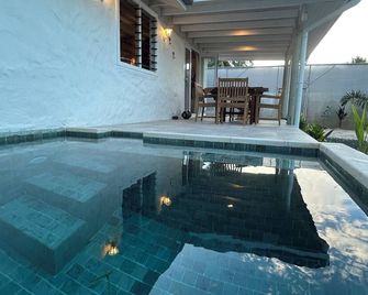 Cozy Oceanfront Villa with Private Pool & Stunning Moonrise Views - Huahine - Pool
