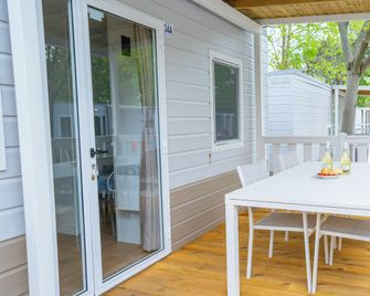 Happy Camp Mobile Homes In Camping Bella - Peschiera del Garda - Parveke