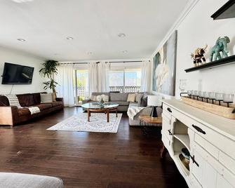 Luxury spacious 1 bedroom 10 minutes to beach 5 min to Irvine spectrum - Laguna Hills - Living room