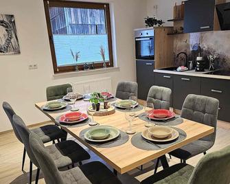 BEST STAY Haus Martina im Herzen der Rhön - 3 einzelbuchbare moderne Wohnungen für 2-8 Personen, Terrasse, Balkon, Garten, Ski und E-Bike Keller, Lounge, freies Wlan, familienfreundlich - Poppenhausen - Restaurant