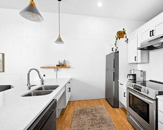 Craft District Apt w/ Gym & Coffee Shop 323 - Duluth - Cocina