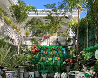The Veehive Guesthouse - Moalboal - Outdoors view