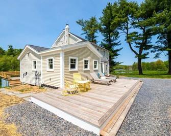 Berkshire Vacation Rentals: Stunning 1860 Farmhouse Private Pond & Hot Tub - Taghkanic - Building