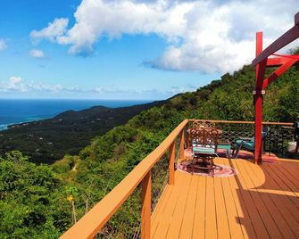 Romantic Hideaway 1-bedroom cottage with AC , a huge deck with an amazing view. - Kingshill - Balcony