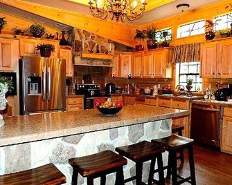MegaCabin on a 40-Acre Wildlife Preserve, Exotic Animal Sanctuary & Horse Ranch - Boerne - Kitchen