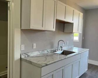 House w Separate 4 Private Bedrooms - South Bend - Kitchen