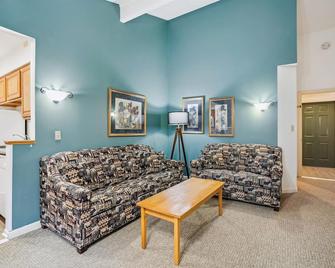 Cedarbrook Deluxe Two Bedroom Suite with outdoor heated pool 19110 - Killington - Wohnzimmer