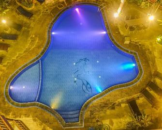 Hotel Sunray - קאנדי - בריכה