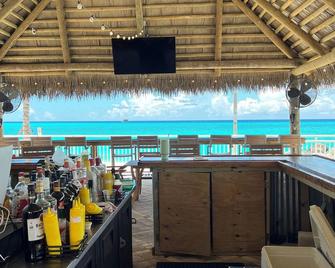 1 bedroom+loft with 2 full bath steps from the beach, Infinity pool and Tiki bar - Port Royal - Bar