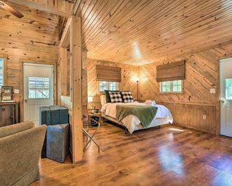 Idyllic Cabin with Fire Pit, Kayak On-Site! - Bells - Habitación