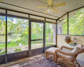 Waterfront Dunnellon Retreat with River Access! - Dunnellon - Living room