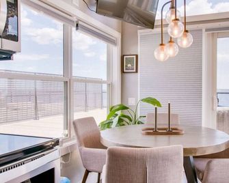 Peaceful Oceanfront Cabine Hot Tub, Sauna-All Weather Domes-Private - Hunt's Point - Dining room