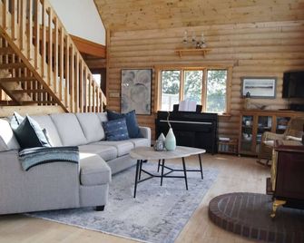 Still Water Shores: Ostrea Oceanside Loghouse - Musquodoboit Harbour - Living room