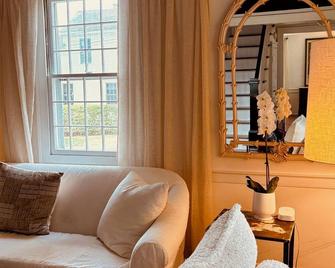 Historic waterside home is stylish and comfortable with harbor and beach views. - Clinton - Sala de estar