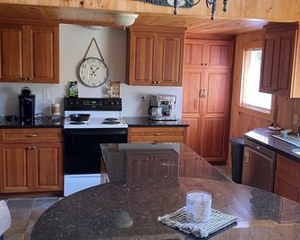 Beautiful 3 Bedroom Lake House on Webster Lake! - Franklin - Cucina