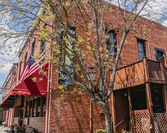 Boutique 1 BR King Suite in historic downtown Jacksonville. Walk to the Britt Festival! Enjoy a king bed, modern rain shower, and charming Inn details. Ideal for a romantic or weekend getaway. - Jacksonville - Gebäude