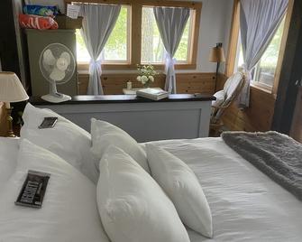 Lakeside Home. Fishing, Paddle Boarding, Swimming, And Easy Lake Fun. - Warner - Bedroom