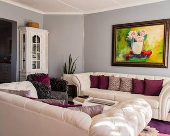 Feel@Home - Fabulous Home In the Mountain Kingdom of Lesotho - Maseru - Living room