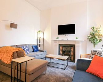 The Wiltons, Family Friendly, With A Garden In Bexhill-On-Sea - Bexhill-on-Sea - Living room