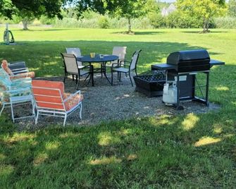 The Stable at Fairland Farm - Converted Country Retreat - Kinderhook - Patio
