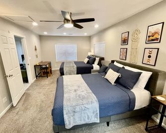 The Drover House By Usao In Chickasha, Fenced Yard, King Bed, Smart Tv, High Speed Wifi & Covered Parking - Chickasha - Habitación