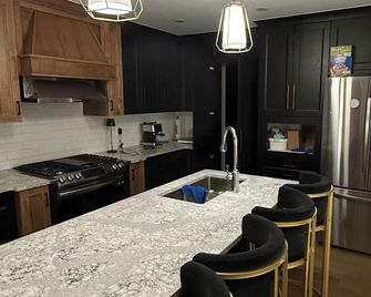 Modern Luxury 6 Bedroom House, Centrally Located in Brooks & Pet-friendly - Brooks - Kuchyň