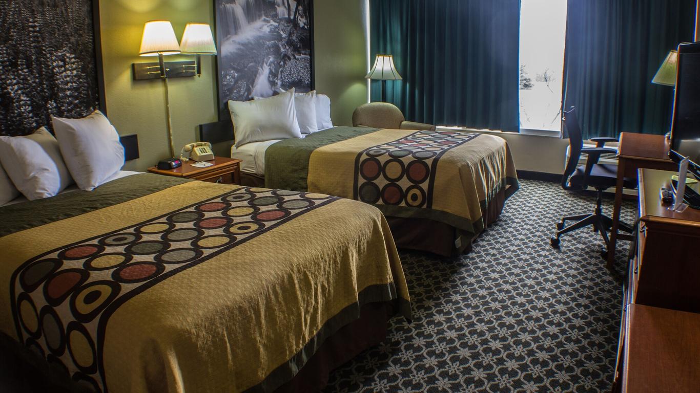 Super 8 by Wyndham Erie/I 90