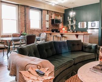 La Vie Bohéme: Southside Condo in the Thick of It - Chattanooga - Living room