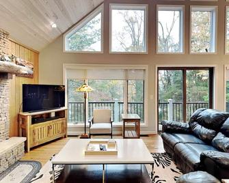 Hiatus - McHenry - Sala de estar