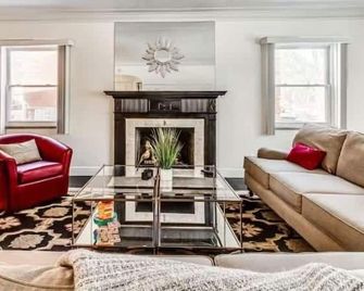 Spacious 5BR - Sleeps 10 - University District home - Detroit - Stue